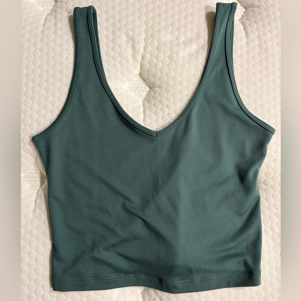Hollister Soft Stretch Seamless Fabric V-Neck Tank in size Small